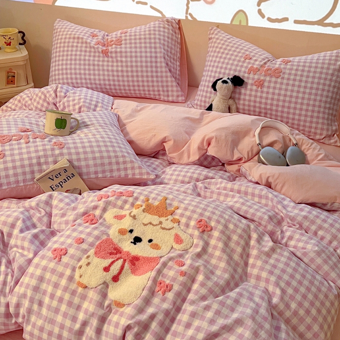 91家纺网 家纺一手货源 找家纺 2025新款专版高克重超萌卡通格子双拼毛巾绣软糯糯水洗棉四件套（场景二） 蝴蝶结羊驼