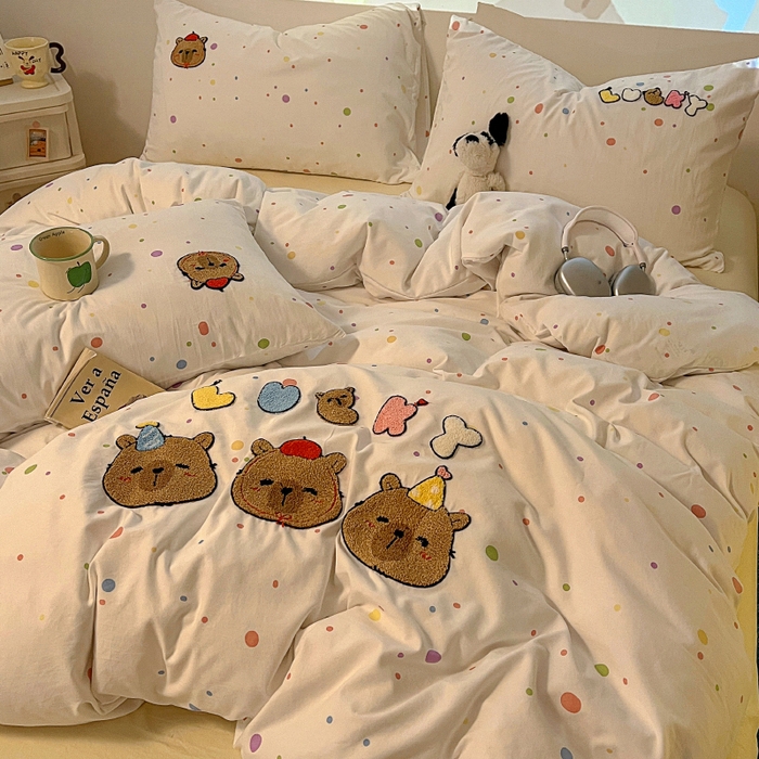 91家纺网 家纺一手货源 找家纺 2025新款专版高克重超萌卡通格子双拼毛巾绣软糯糯水洗棉四件套（场景二） 糖果卡皮巴拉