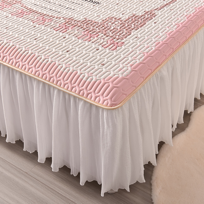 91家纺网 家纺一手货源 找家纺 炫拼家纺 2025新款凉感丝印花床裙款乳胶凉席三件套 爱丽丝小熊