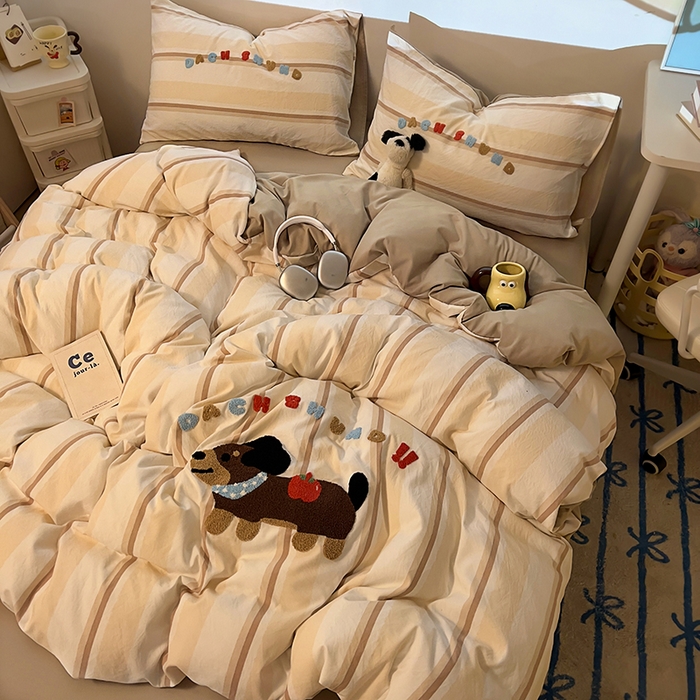 91家纺网 家纺一手货源 找家纺 2025新款专版高克重超萌卡通格子双拼毛巾绣软糯糯水洗棉四件套（场景二） 腊肠狗狗