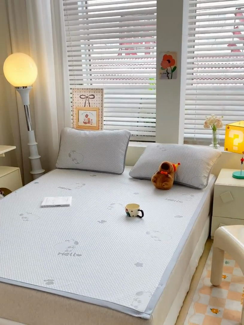 91家纺网 家纺一手货源 找家纺 春寻家纺 2025新款冰豆豆冰丝凉席-卡皮巴拉系列 床单款-卡皮巴拉-灰