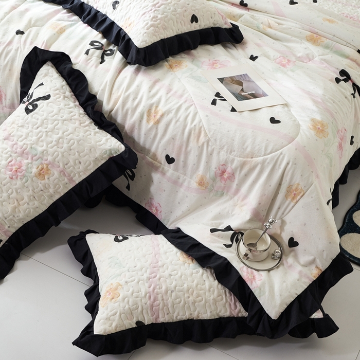 91家纺网 家纺一手货源 找家纺 蝶帕家纺 2025新款法式赫本风韩版花边床盖款夏被四件套 公主梦境