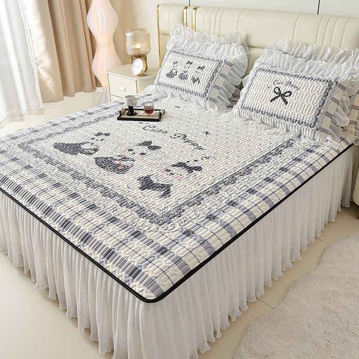 91家纺网 家纺一手货源 找家纺 炫拼家纺 2025新款凉感丝印花床裙款乳胶凉席三件套 玛丽狗