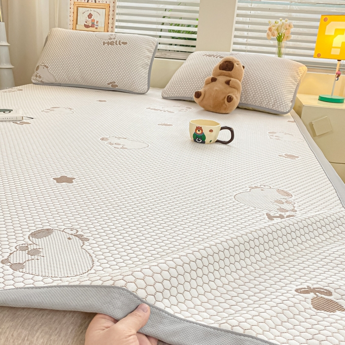 91家纺网 家纺一手货源 找家纺 春寻家纺 2025新款冰豆豆冰丝凉席-卡皮巴拉系列 床单款-卡皮巴拉-咖