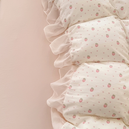 91家纺网 家纺一手货源 找家纺 苏拉家居 2025新款雪纺花边云感提花针织双层纱四件套 吃草莓啦