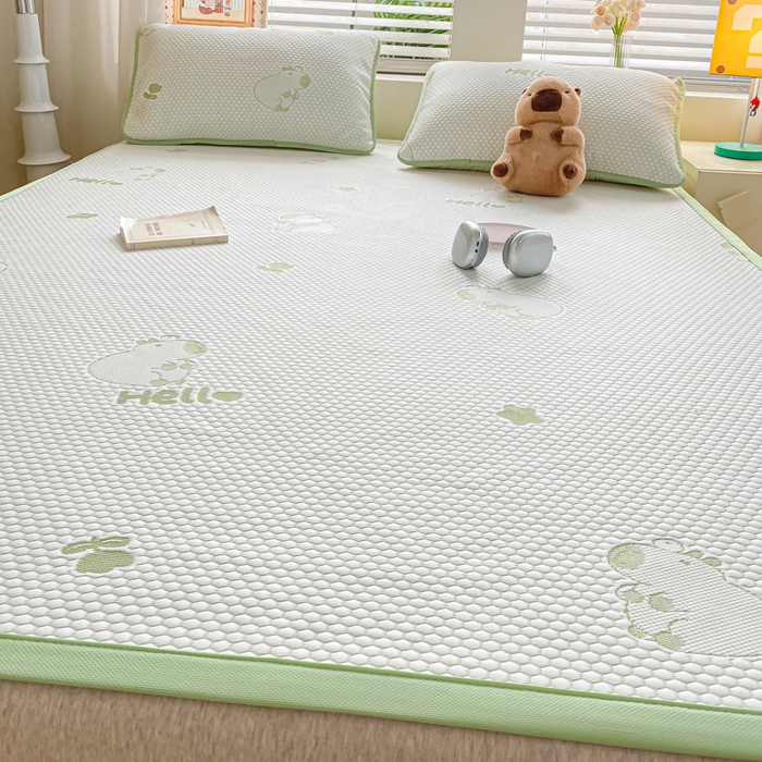 91家纺网 家纺一手货源 找家纺 春寻家纺 2025新款冰豆豆冰丝凉席-卡皮巴拉系列 床单款-卡皮巴拉-绿