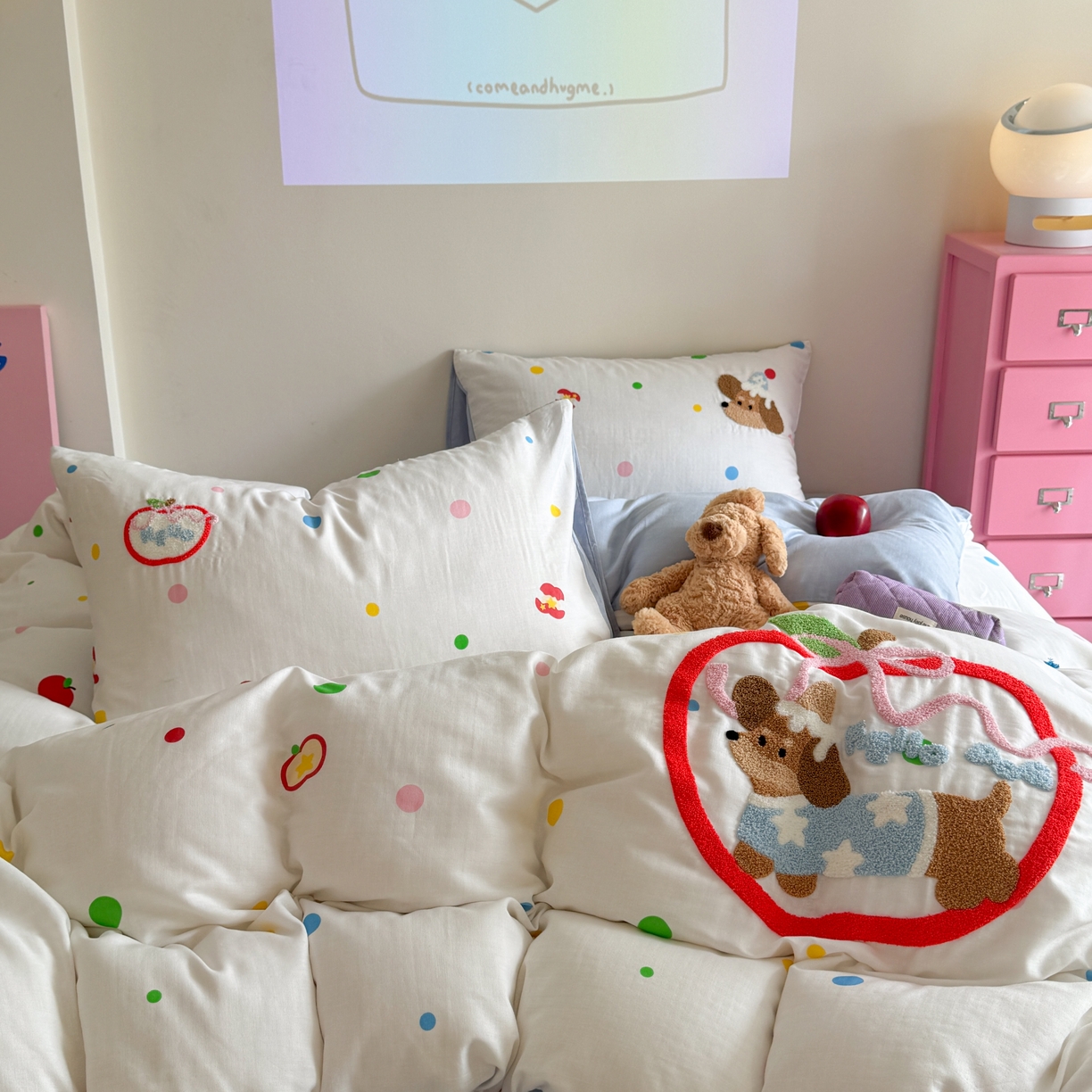 91家纺网 家纺一手货源 找家纺 柚子 2025春夏新款全棉纯棉双层纱毛巾绣四件套 苹果狗