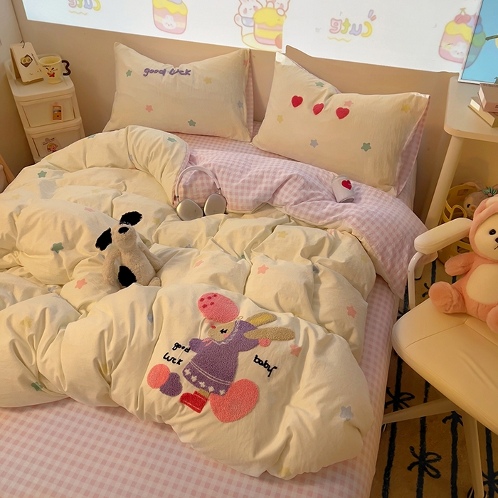 91家纺网 家纺一手货源 找家纺 2025新款专版高克重超萌卡通格子双拼毛巾绣软糯糯水洗棉四件套（场景二） 星星兔