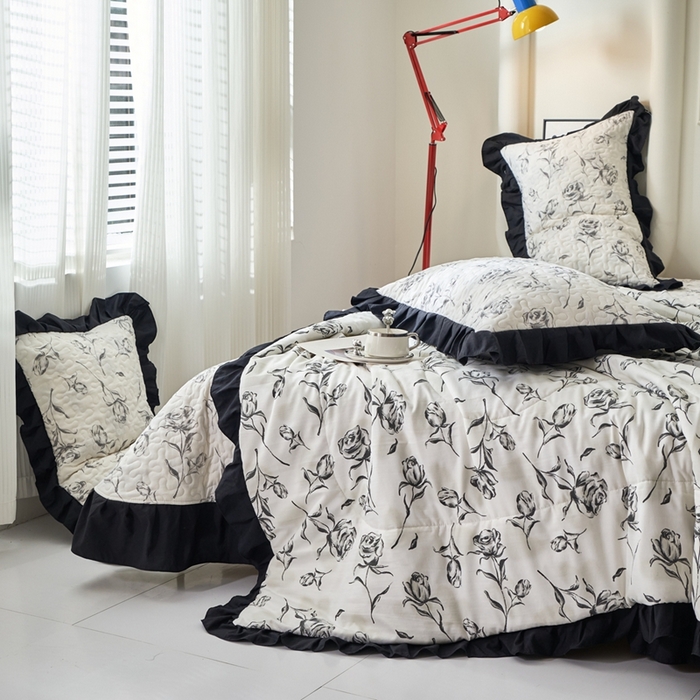 91家纺网 家纺一手货源 找家纺 蝶帕家纺 2025新款法式赫本风韩版花边床盖款夏被四件套 水墨玫瑰