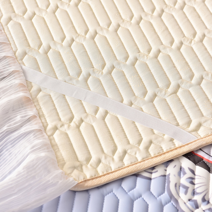 91家纺网 家纺一手货源 找家纺 炫拼家纺 2025新款凉感丝印花床裙款乳胶凉席三件套 雅典娜