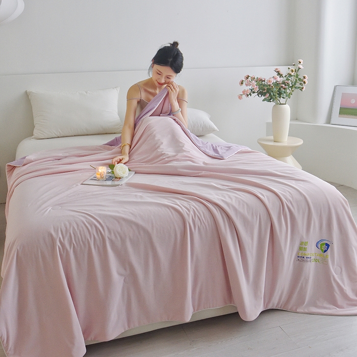 91家纺网 家纺一手货源 找家纺 梦恬佳 2025新款凉感驱蚊夏凉被 冰莓粉