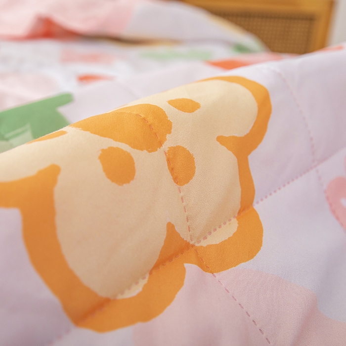 91家纺网 家纺一手货源 找家纺 富艺隆 2025新款超声波亲肤绒夏被夏凉被直播爆款超声波夏被空调被 草莓物语