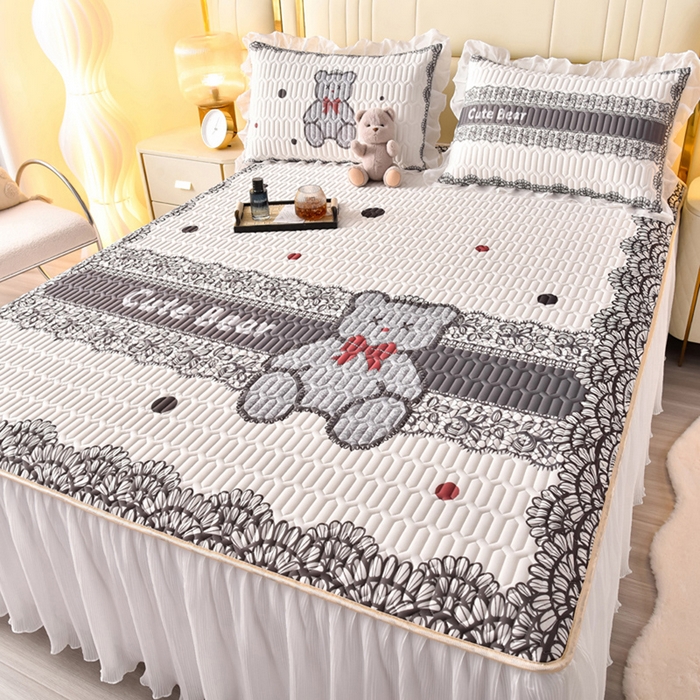 91家纺网 家纺一手货源 找家纺 炫拼家纺 2025新款凉感丝印花床裙款乳胶凉席三件套 黛莎