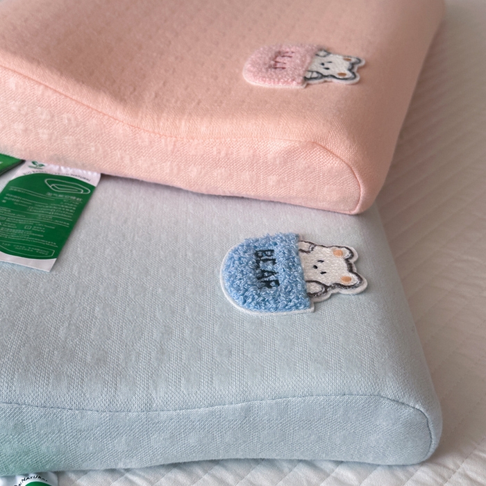 91家纺网 家纺一手货源 找家纺 伟邦枕芯 2025新款淘气熊生物机儿童枕头枕芯 蓝色高枕25*45cm一只