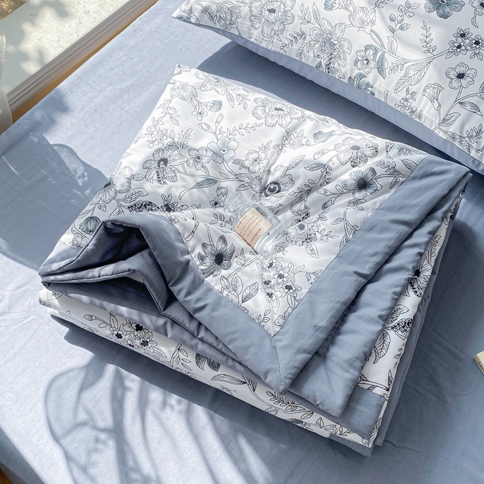 91家纺网 家纺一手货源 找家纺 爱彼家纺 2025新款小碎花水洗棉法式夏被四件套 糯糯棉法式夏被-水墨花园
