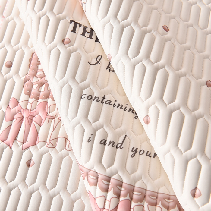 91家纺网 家纺一手货源 找家纺 炫拼家纺 2025新款凉感丝印花床裙款乳胶凉席三件套 爱丽丝小熊