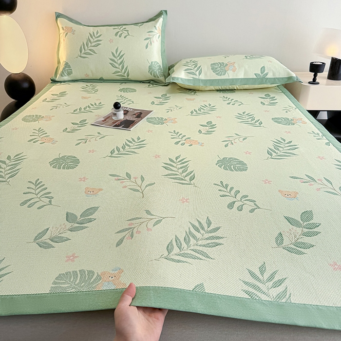 91家纺网 家纺一手货源 找家纺 格真2025新款简约印花冰藤席席子凉席 树叶与熊