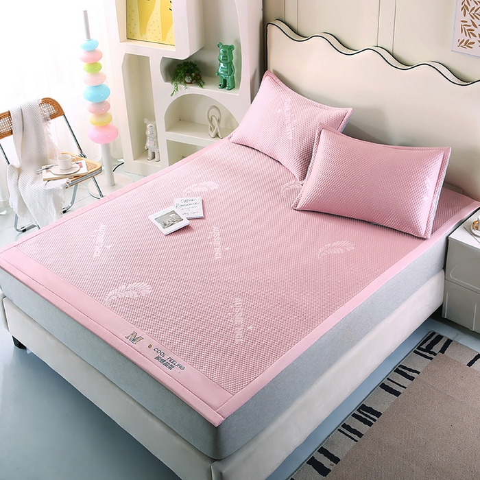 91家纺网 家纺一手货源 找家纺 尚品凤凰 2025新款小清新凉感超柔冰豆席凉席平铺款床笠款 飘羽-粉