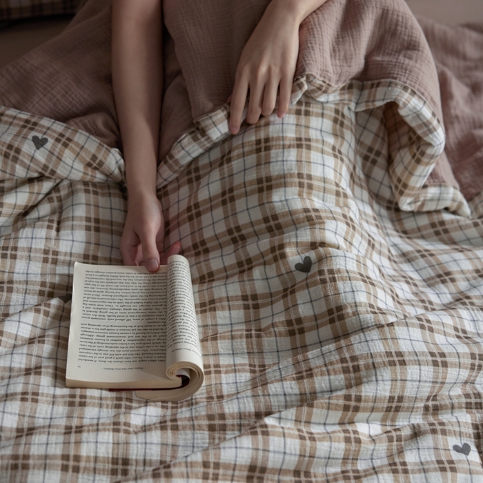 91家纺网 家纺一手货源 找家纺 安莱生活 2025新款全棉精梳棉双层纱绉纱数码印花夏凉被 海派甜心-卡其  夏被