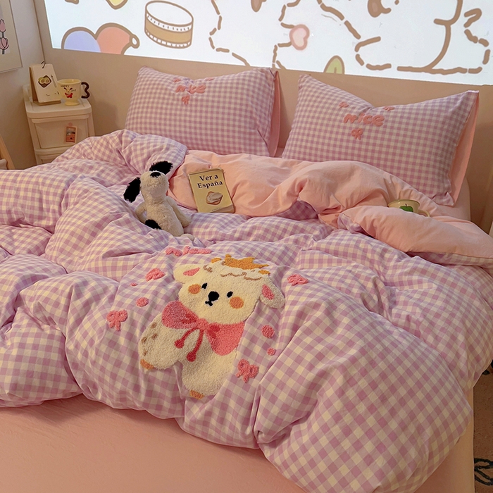 91家纺网 家纺一手货源 找家纺 2025新款专版高克重超萌卡通格子双拼毛巾绣软糯糯水洗棉四件套（场景二） 蝴蝶结羊驼