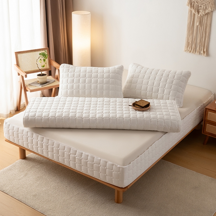 91家纺网 家纺一手货源 找家纺 叠派家纺 2025新款5A抗菌A类夹棉床笠经典款防水款系列 五面夹棉-经典格荧月白