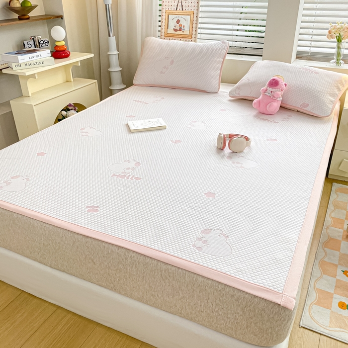 91家纺网 家纺一手货源 找家纺 春寻家纺 2025新款冰豆豆冰丝凉席-卡皮巴拉系列 床单款-卡皮巴拉-粉