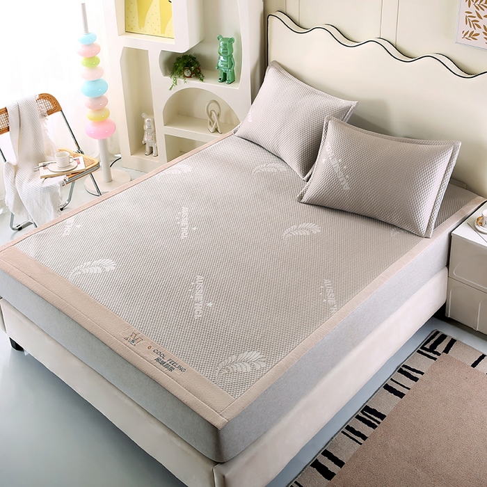 91家纺网 家纺一手货源 找家纺 尚品凤凰 2025新款小清新凉感超柔冰豆席凉席平铺款床笠款 飘羽-卡其