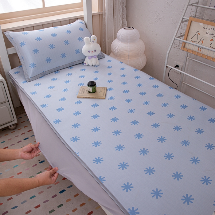 91家纺网 家纺一手货源 找家纺 凌云家纺  2025新款提花凉感冰丝席床笠款三明治凉席三件套 雪漾-蓝