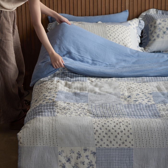 91家纺网 家纺一手货源 找家纺 安莱生活 2025新款全棉精梳棉双层纱绉纱数码印花夏凉被 百家布-蓝  夏被