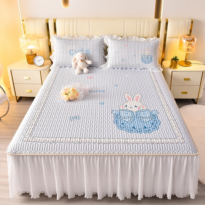 91家纺网 家纺一手货源 找家纺 炫拼家纺 2025新款凉感丝印花床裙款乳胶凉席三件套 芭比兔