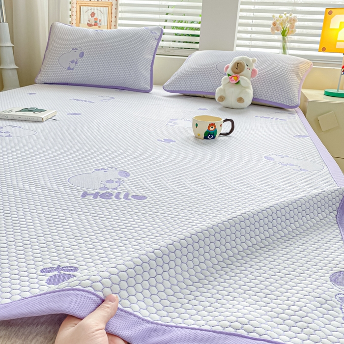 91家纺网 家纺一手货源 找家纺 春寻家纺 2025新款冰豆豆冰丝凉席-卡皮巴拉系列 床单款-卡皮巴拉-紫