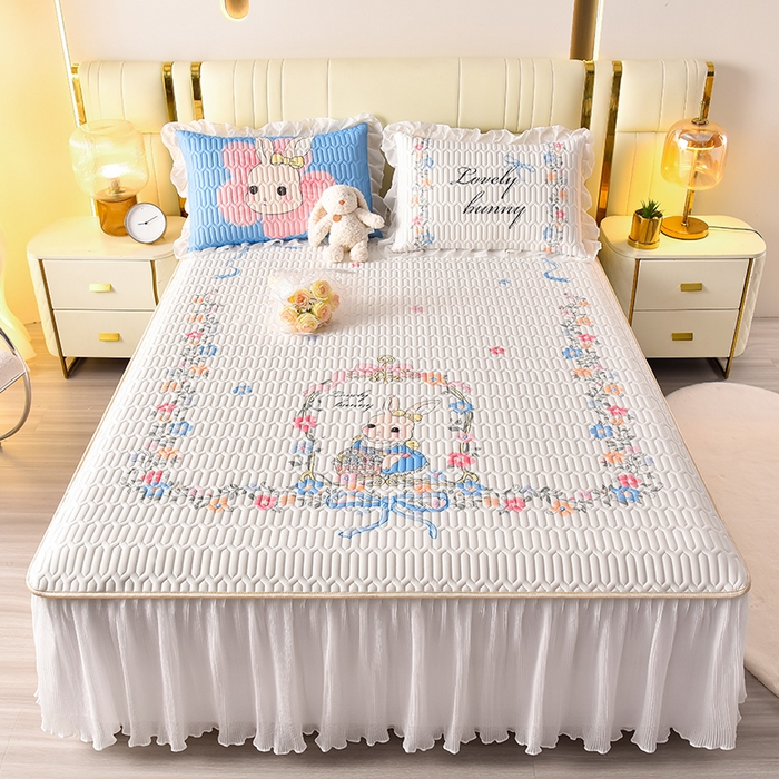 91家纺网 家纺一手货源 找家纺 炫拼家纺 2025新款凉感丝印花床裙款乳胶凉席三件套 彼得花园