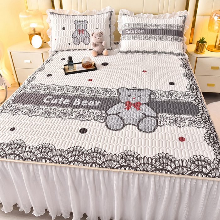 91家纺网 家纺一手货源 找家纺 炫拼家纺 2025新款凉感丝印花床裙款乳胶凉席三件套 黛莎