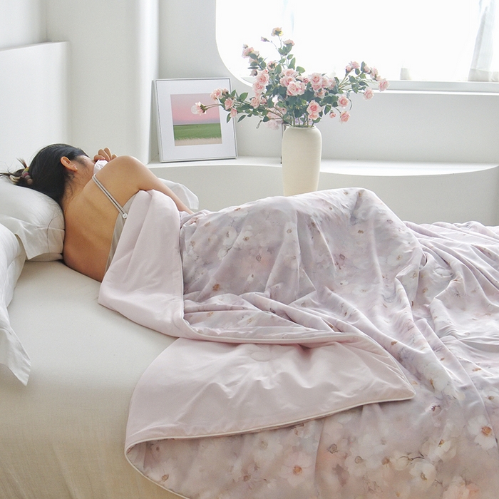 91家纺网 家纺一手货源 找家纺 梦恬佳 2025新款印花凉感丝夏凉被 贝琳娜粉