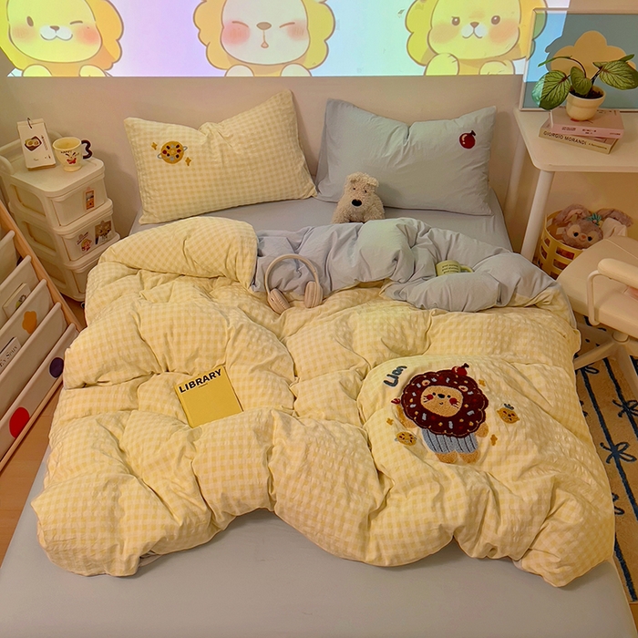 91家纺网 家纺一手货源 找家纺 2025新款专版高克重超萌卡通格子双拼毛巾绣软糯糯水洗棉四件套（场景二） 狮子饼干