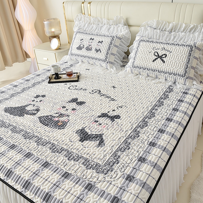 91家纺网 家纺一手货源 找家纺 炫拼家纺 2025新款凉感丝印花床裙款乳胶凉席三件套 玛丽狗