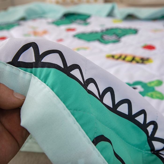 91家纺网 家纺一手货源 找家纺 富艺隆 2025新款超声波亲肤绒夏被夏凉被直播爆款超声波夏被空调被 萌萌小恐龙