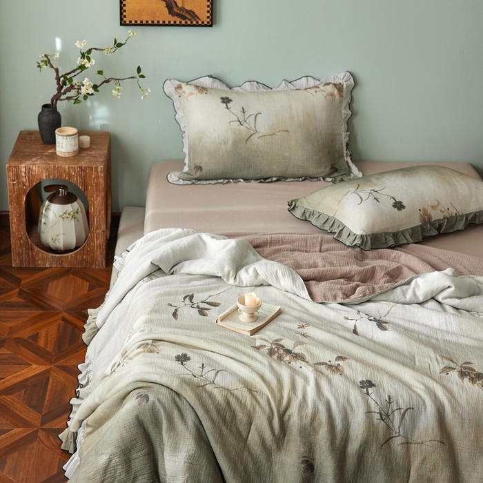 91家纺网 家纺一手货源 找家纺 安莱生活 2025新款全棉精梳棉双层纱绉纱数码印花夏凉被 烟雨江南-绿  夏被