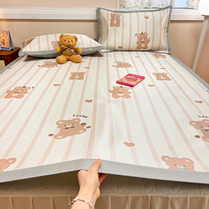 91家纺网 家纺一手货源 找家纺 慕尚家纺 2025新款数码印花床席床笠款冰藤席 床席款-小熊物语