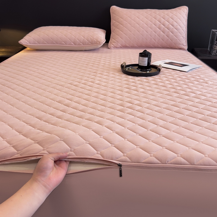 91家纺网 家纺一手货源 找家纺 叠派家纺 2025新款5A抗菌A类夹棉床笠经典款防水款系列 山茶粉-小格子经典款