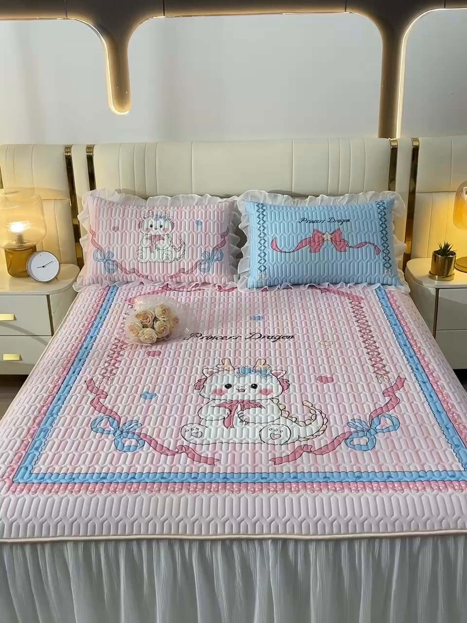 91家纺网 家纺一手货源 找家纺 炫拼家纺 2025新款凉感丝印花床裙款乳胶凉席三件套 美美龙