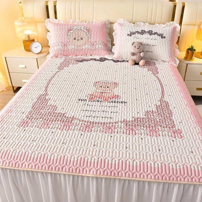 91家纺网 家纺一手货源 找家纺 炫拼家纺 2025新款凉感丝印花床裙款乳胶凉席三件套 爱丽丝小熊