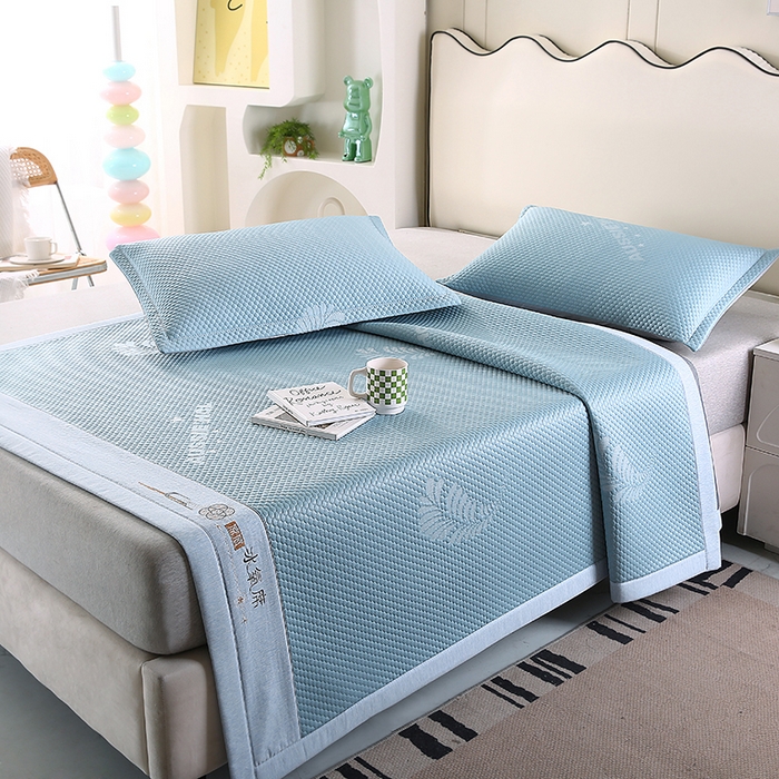 91家纺网 家纺一手货源 找家纺 尚品凤凰 2025新款小清新凉感超柔冰豆席凉席平铺款床笠款 飘羽-兰