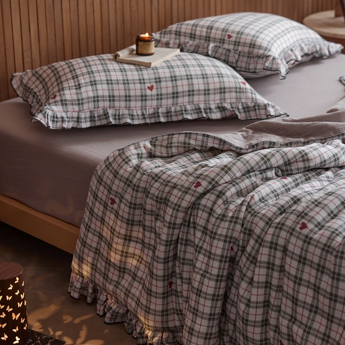 91家纺网 家纺一手货源 找家纺 安莱生活 2025新款全棉精梳棉双层纱绉纱数码印花夏凉被 海派甜心-灰  夏被