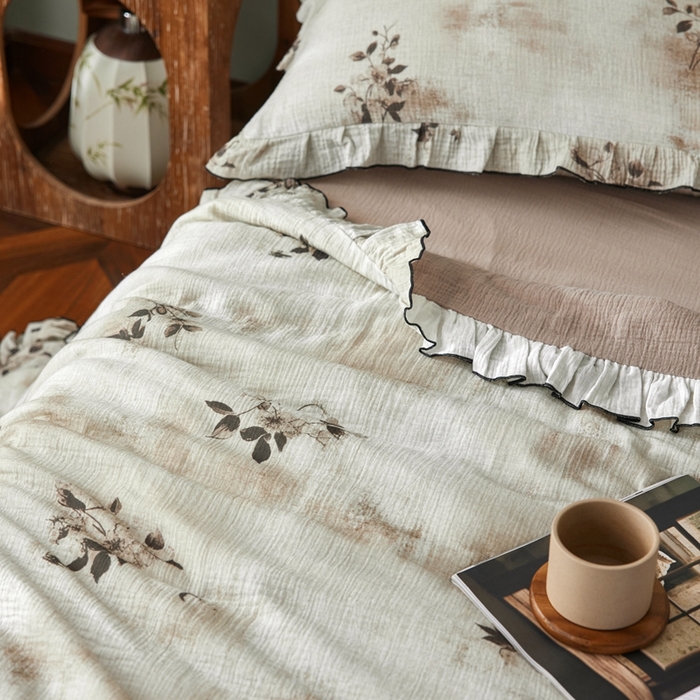 91家纺网 家纺一手货源 找家纺 安莱生活 2025新款全棉精梳棉双层纱绉纱数码印花夏凉被 云屿间-咖  夏被