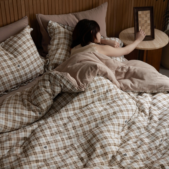 91家纺网 家纺一手货源 找家纺 安莱生活 2025新款全棉精梳棉双层纱绉纱数码印花四件套 海派甜心-卡其