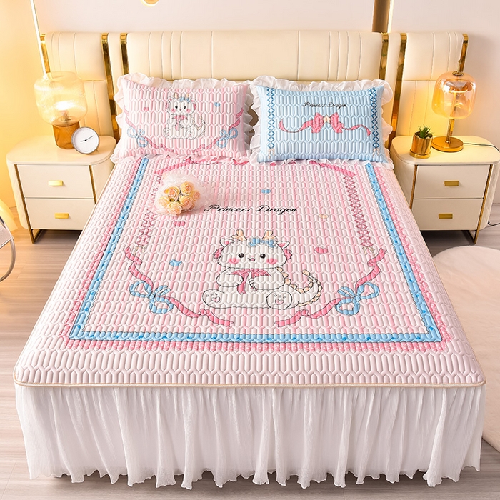 91家纺网 家纺一手货源 找家纺 炫拼家纺 2025新款凉感丝印花床裙款乳胶凉席三件套 美美龙