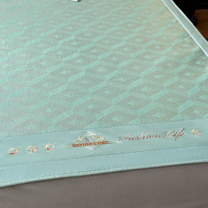 91家纺网 家纺一手货源 找家纺 鑫琪莱家纺 2025新款冰柔凉感丝凉席席子三件套 摩登立方-绿-床笠款