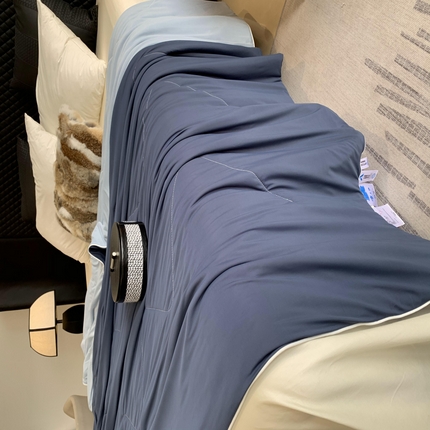 91家纺网 家纺一手货源 找家纺 2025新款小冰皮夏凉被锦纶氨纶面料空调夏被凉感丝单夏被空调被 亚朵蓝