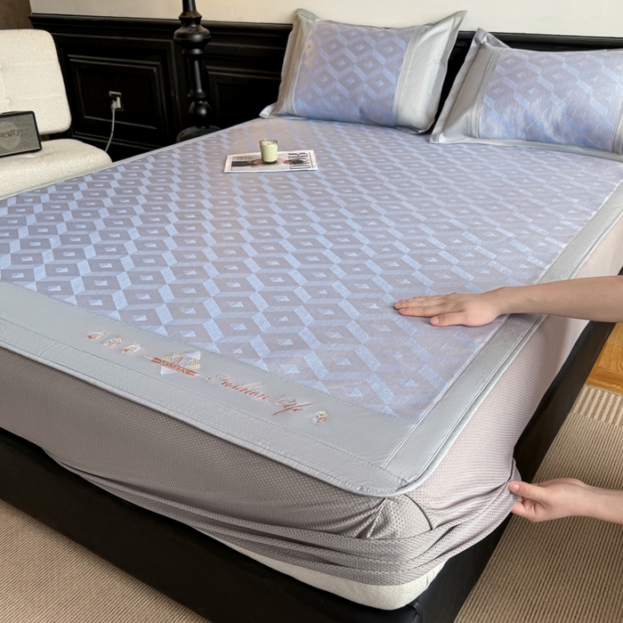 91家纺网 家纺一手货源 找家纺 鑫琪莱家纺 2025新款冰柔凉感丝凉席席子三件套 摩登立方-蓝-床笠款